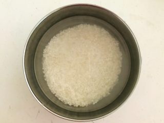 7、祛湿养生粥 赤豆甘薯糯米粥,把糯米清洗干净,浸泡30分钟