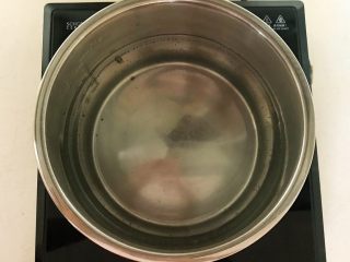 8、祛湿养生粥 赤豆甘薯糯米粥,锅里加入冷水