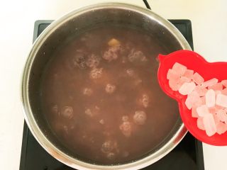15、祛湿养生粥 赤豆甘薯糯米粥,加入冰糖,再煮3分钟,冰糖融化即可