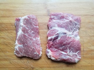 1、照烧猪排,梅花肉切成厚片。