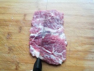 2、照烧猪排,切好的梅花肉用刀背轻轻砸一遍，让肉质更嫩。