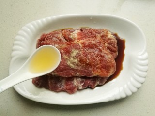 3、照烧猪排,处理过的猪排放入碗中，加入1/2茶匙白糖，少许胡椒粉，1茶匙生抽，2茶匙黄酒。