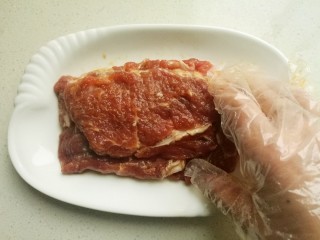 4、照烧猪排,带上一次性手套抓匀，腌制20分钟备用。