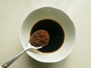 5、照烧猪排,腌渍猪排的时候调一碗料汁，一份红糖，2份黄酒，一份生抽，1/2茶匙老抽，一茶匙蚝油。