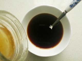 6、照烧猪排,再加入一茶匙蜂蜜，和适量清水调匀备用。