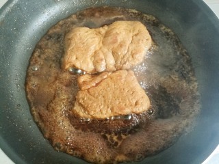 11、照烧猪排,中小火煮开，小火焖烧几分钟，中途再翻个身。