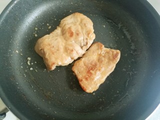 9、照烧猪排,煎至两面微焦。