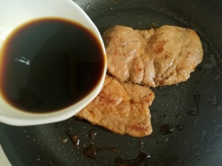 10、照烧猪排,倒入调好的料汁。