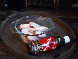 1、烤鸡翅（日式烧烤味）,准备好新鲜的鸡翅和日式烧烤料。