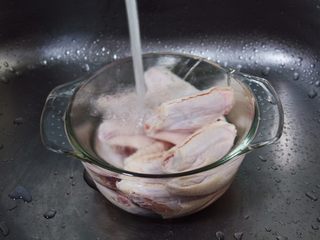 2、烤鸡翅（日式烧烤味）,鸡翅清洗干净后沥干水分。