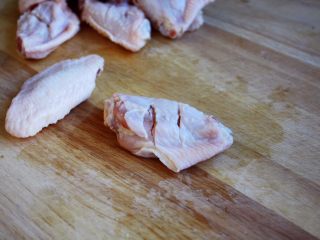 3、烤鸡翅（日式烧烤味）,用刀在鸡翅的背面划两刀。
