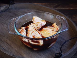 4、烤鸡翅（日式烧烤味）,倒入日式烧烤料，用手揉搓揉搓。