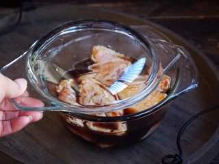 5、烤鸡翅（日式烧烤味）,盖上容器的盖儿，放入冰箱里腌制12～24小时。