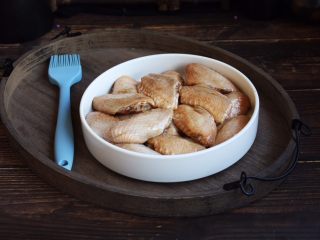 6、烤鸡翅（日式烧烤味）,在腌制好的每个鸡翅上涂抹上一层薄薄的食用油。