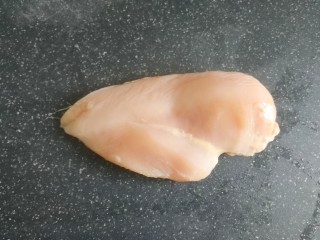 1、香煎鸡胸肉,准备一片鸡胸肉，洗干净