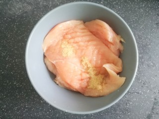 4、香煎鸡胸肉,将鸡胸肉放入一个碗中，放少许胡椒粉