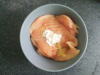 5、香煎鸡胸肉,加一小勺生粉