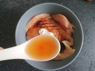 7、香煎鸡胸肉,一汤匙料酒