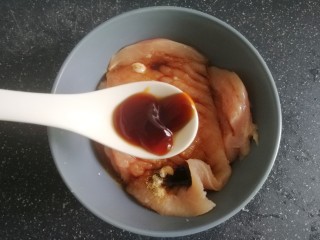8、香煎鸡胸肉,一汤匙蚝油