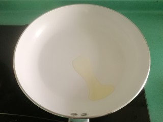 10、香煎鸡胸肉,取一个锅，放入10毫升油