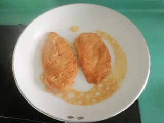 13、香煎鸡胸肉,加入50毫升水，盖上盖子煎两分钟，然后再开盖收汁，