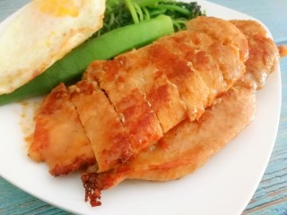 14、香煎鸡胸肉,美味的鸡胸肉就做好啦，很嫩哦