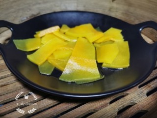 3、南瓜汤圆,上锅蒸至软烂，捣成泥