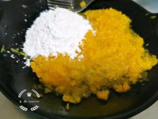 4、南瓜汤圆,加入糯米粉