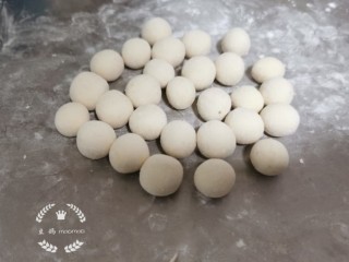 7、南瓜汤圆,搓成小圆球备用