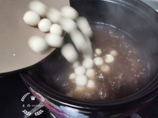 10、南瓜汤圆,下入南瓜汤圆煮至浮起