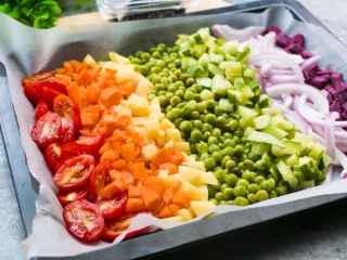 1、全麦彩虹披萨????(无糖无油,减脂增肌必备),发酵期间准备蔬菜,我用的蔬菜分别是:圣女果,胡萝卜,土豆,豌豆,黄瓜,蓝莓,洋葱和紫薯。