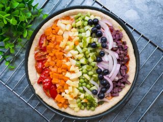 4、全麦彩虹披萨????(无糖无油,减脂增肌必备),依次码好蔬菜,披萨底稍微变圆润后放入烤箱200度20分钟就好了。