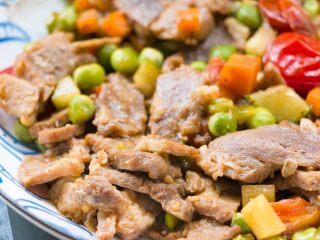 5、全麦彩虹披萨????(无糖无油,减脂增肌必备),多余的蔬菜可以和鸡胸肉炒一下~(我这里用的黑胡椒酱炒的黑猪肉)