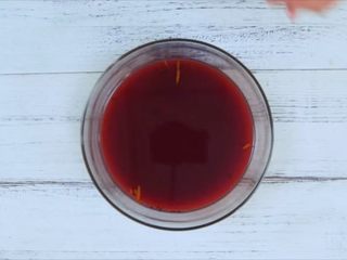 1、西班牙果酒烤鸡,碗中加1小杯白兰地、1杯橙汁、几滴柠檬汁、适量食盐、黑胡椒和1杯红酒，搅拌均匀，调制果酒汁