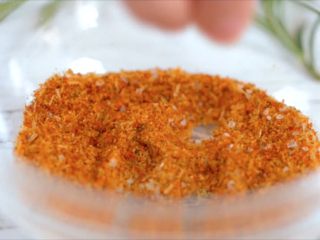 2、西班牙果酒烤鸡,碗中加少许食盐、辣椒粉和胡椒粉，搅拌均匀，做成调味粉