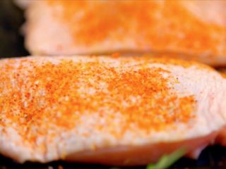 3、西班牙果酒烤鸡,将调味粉均匀抹在鸡肉表面