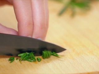 4、西班牙果酒烤鸡,将1小把迷迭香切成碎末