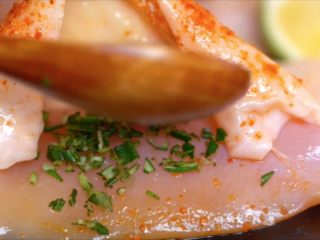 5、西班牙果酒烤鸡,将切成碎末的迷迭香塞入鸡皮