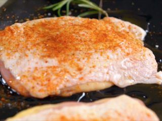 6、西班牙果酒烤鸡,在鸡肉上倒入少许橄榄油