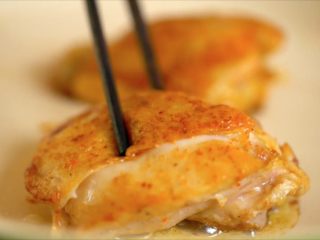 7、西班牙果酒烤鸡,将鸡肉下锅，煎至两面金黄