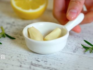 9、西班牙果酒烤鸡,托盘中放入几瓣蒜