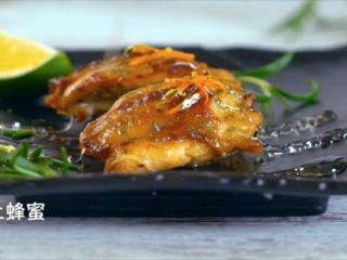 11、西班牙果酒烤鸡,取出烤鸡后，淋上少许蜂蜜