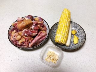 1、红烧鸭肉,准备食材:鸭肉清洗干净,甜玉米,黄芪,大葱,鲜姜
