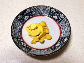 2、红烧鸭肉,鲜姜切成小片