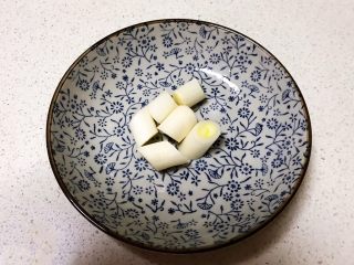 3、红烧鸭肉,大葱切成小段