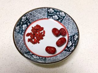 5、红烧鸭肉,枸杞和红枣清洗干净