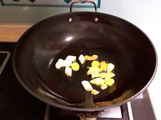 6、红烧鸭肉,炒锅烧热后加入半小勺玉米油润锅,加入姜片和葱段炒出香味