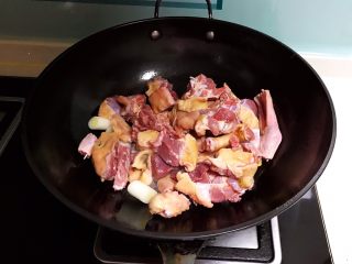 7、红烧鸭肉,加入老鸭块翻炒2分钟