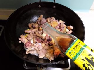 8、红烧鸭肉,加入料酒翻炒均匀