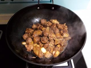 9、红烧鸭肉,加入生抽,加入白糖,翻炒5分钟